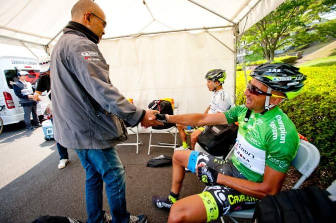 Fortunato Baliani (Team NIPPO - De Rosa) shaking hands with his team manager after stage 5