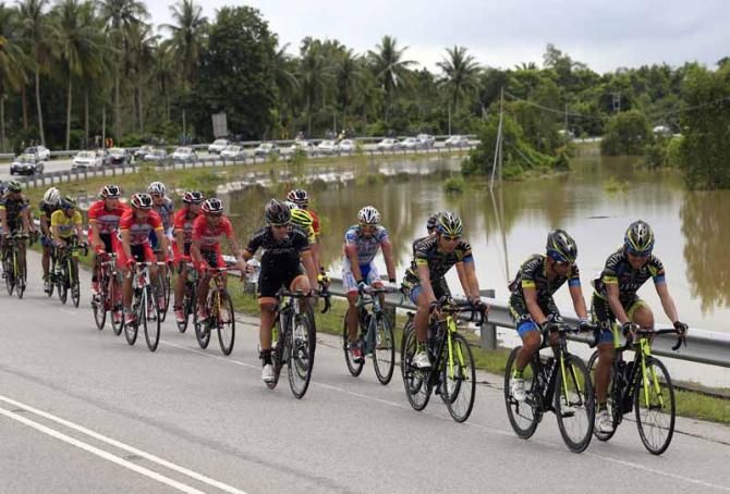 Nippo - De Rosa control the peloton on stage 8 of the Tour de Langkawi
