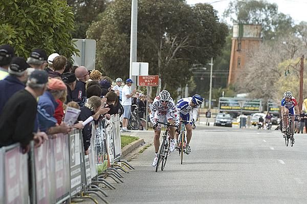 David Tanner (NSWIS) goes for it and leaves Sean Finning (Jayco/VIS) and Cameron Peterson (Swan Hill Region Heart of the Murray) in his wake.