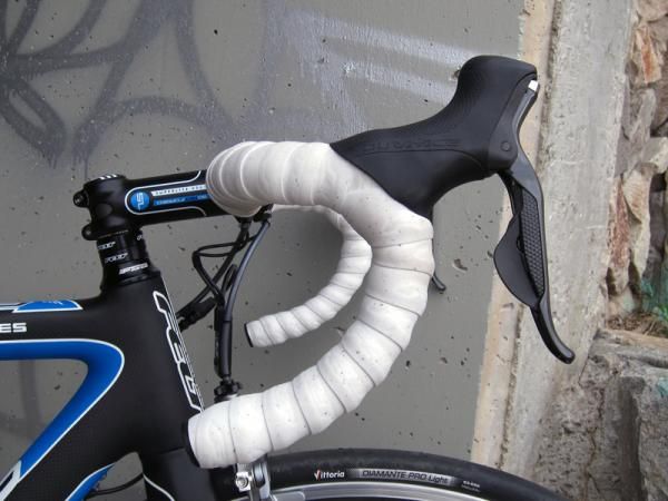 Felt uses a semi-anatomic bend on its carbon fiber VS bar