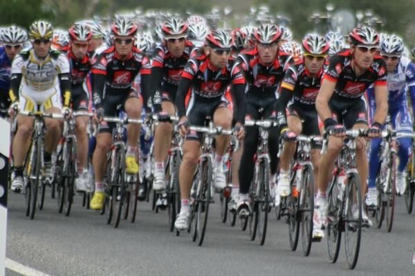 Caisse d'Epargne leads the peloton.