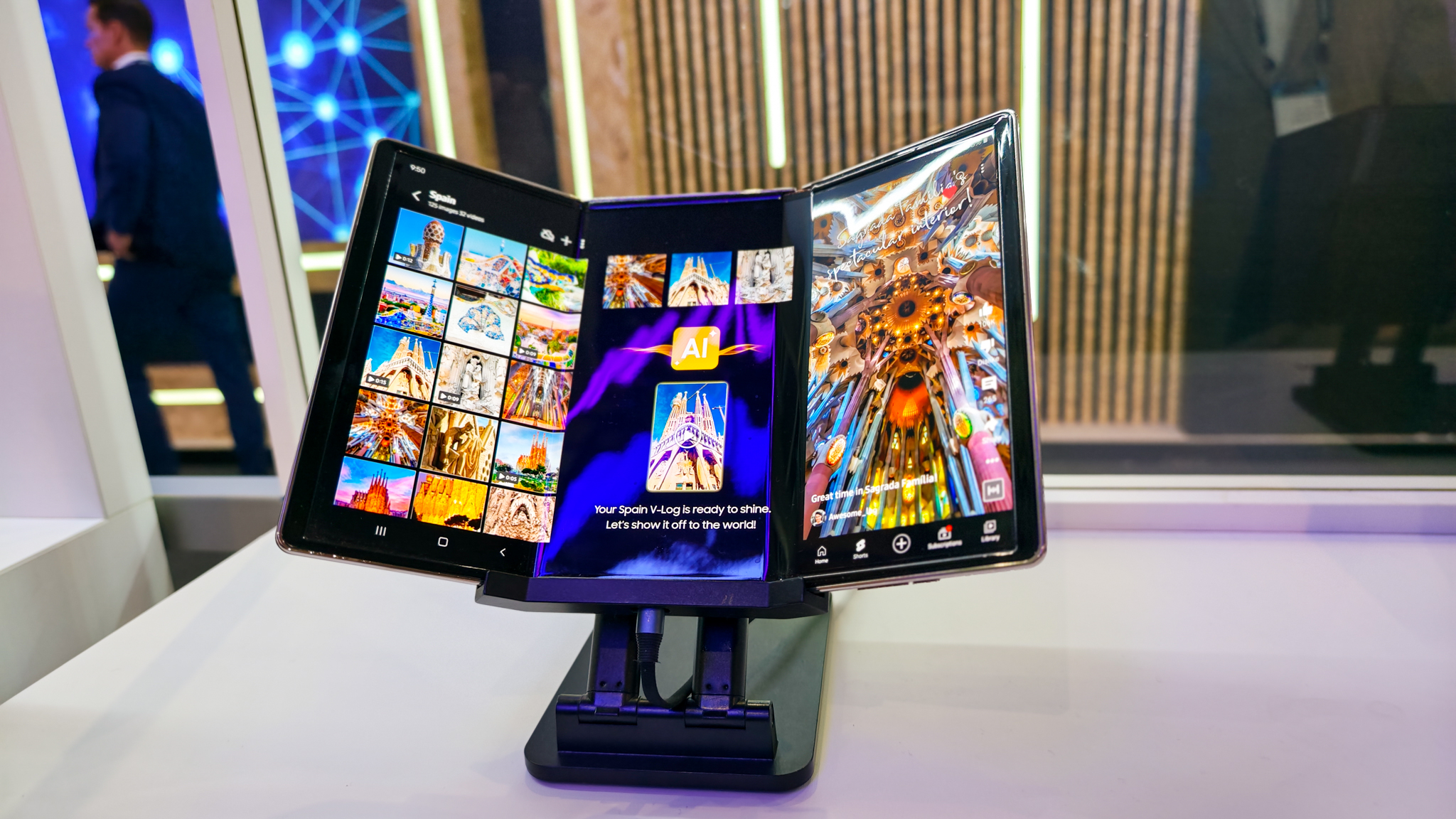 Samsung Foldable OLED demo panels at MWC 2025