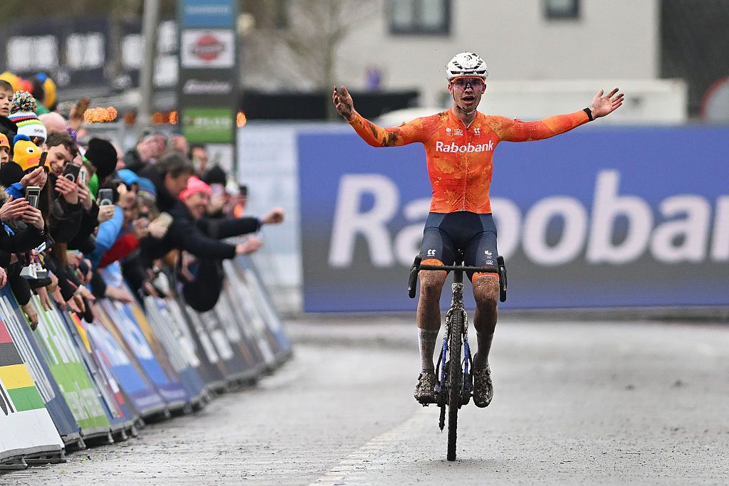 Cyclo-cross World Championships: Delano Heeren scores a home gold for the Netherlands