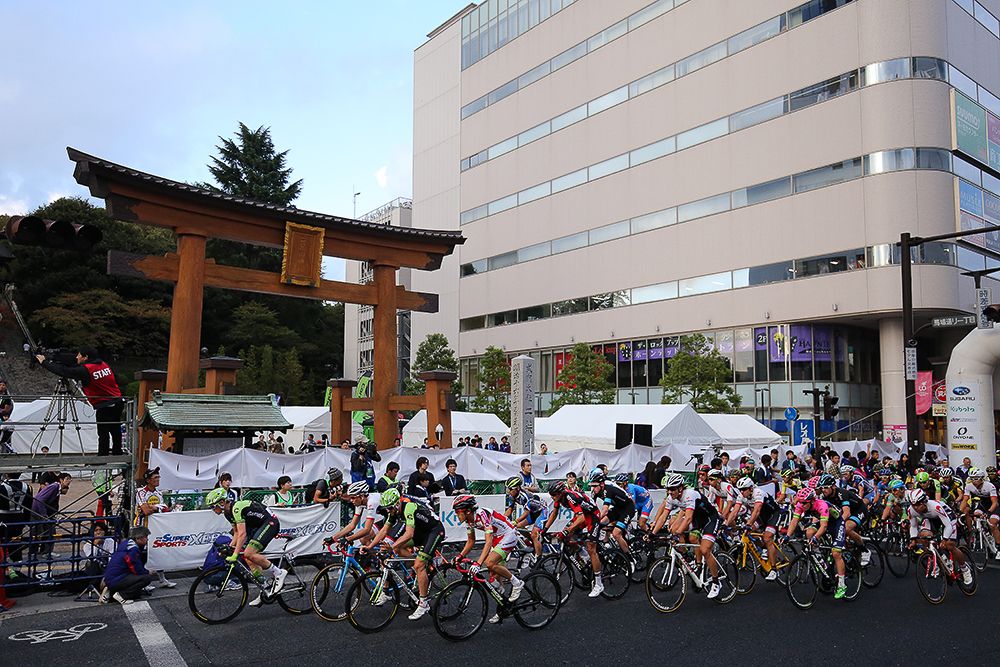 The peloton races through the streets of Utsunomiya