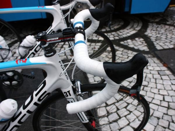 Double-wrapped and heavily padded bars were a common sight at Ronde van Vlaanderen.
