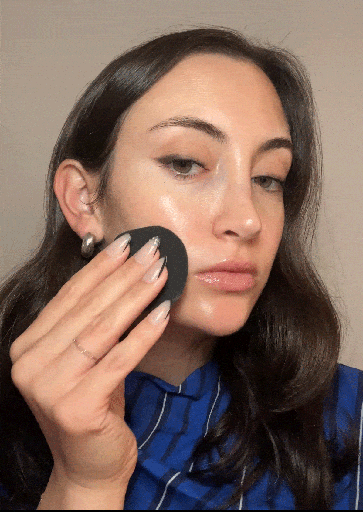 Who What Wear associate beauty editor Alyssa Brascia applying the MAC Cosmetics Studio Fix Powder Plus Foundation.