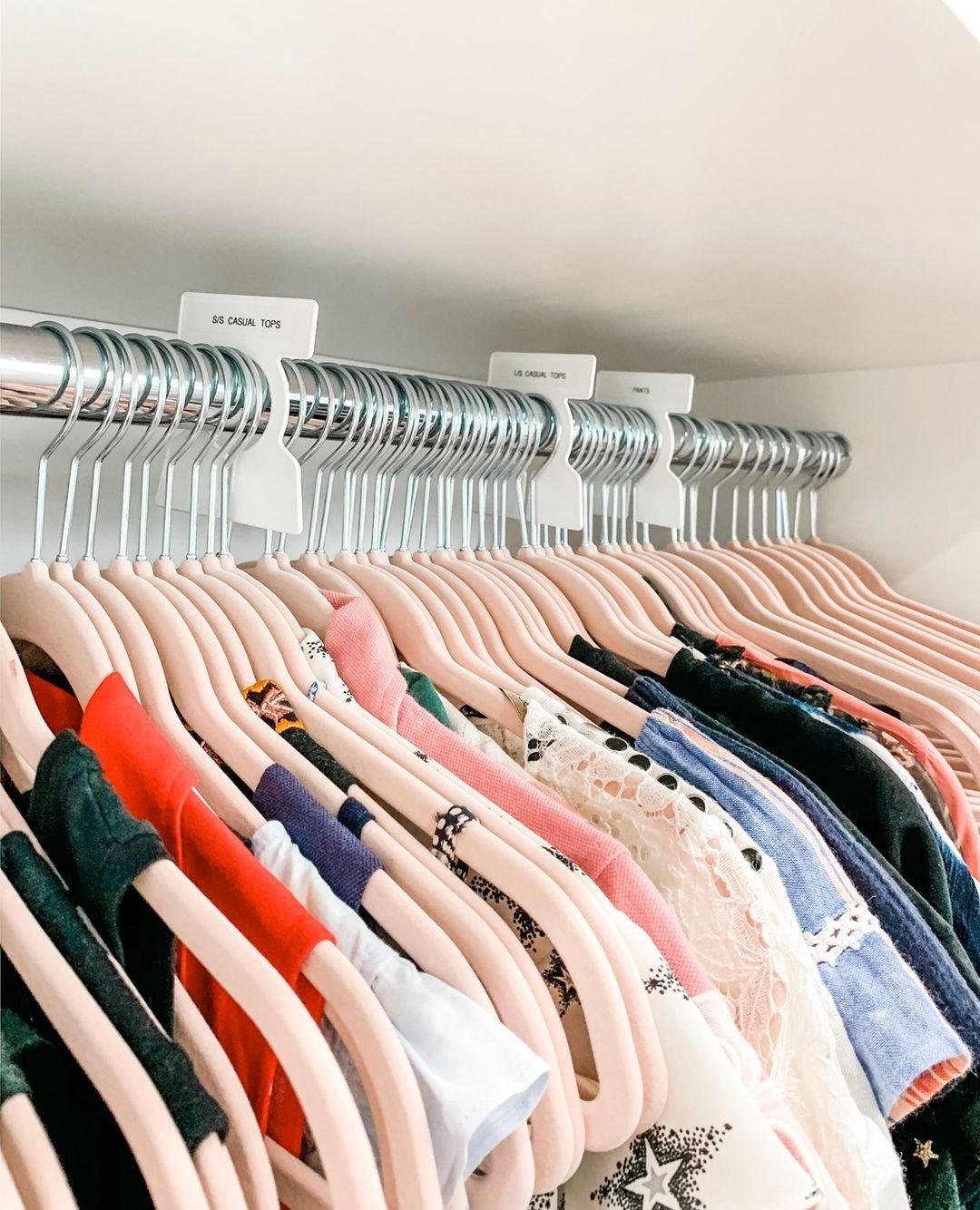 Lemari dengan tag di gantungan