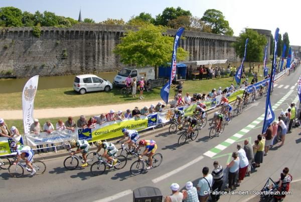 Another windy day caused the peloton to break up