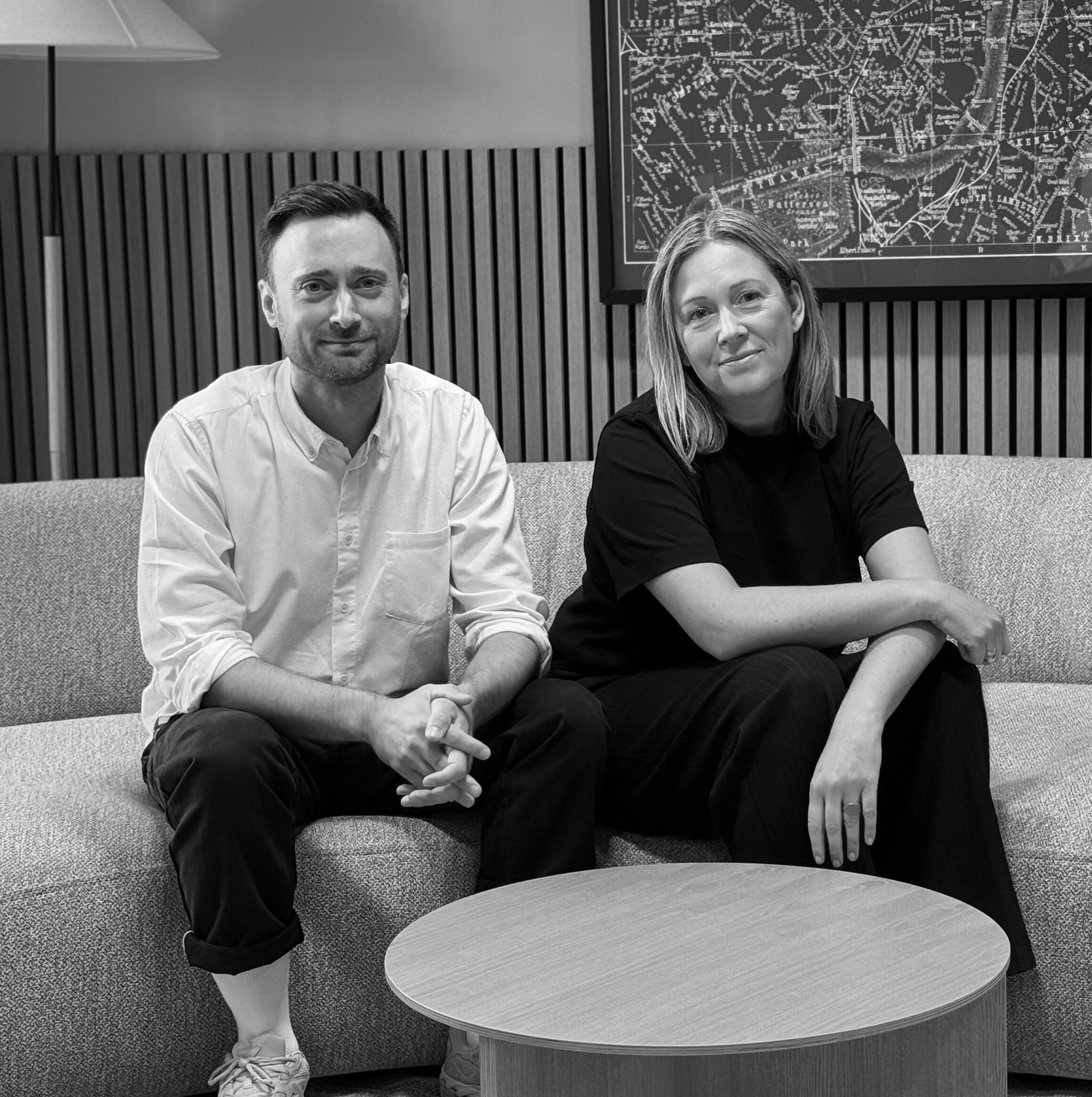 Hombre y mujer sentados en el sofá, imagen en blanco y negro