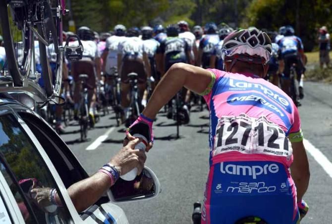Simone Stortoni (Lampre - Merida) drops back to the team car