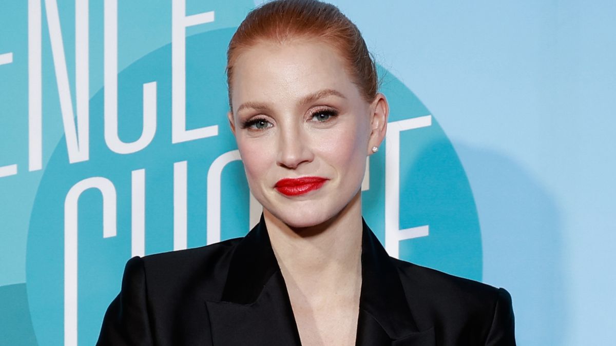 Jessica Chastain's yellow dress and cape win Tonys red carpet - Vimarsana News