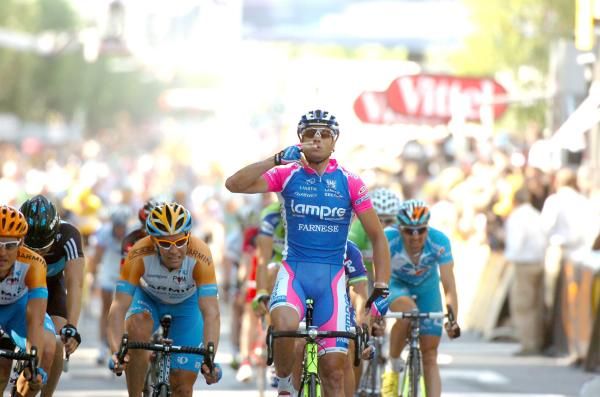 Alessandro Petacchi (Lampre-Farnese Vini) ahead of Garmin-Transitions duo Robbie Hunter and Julian Dean