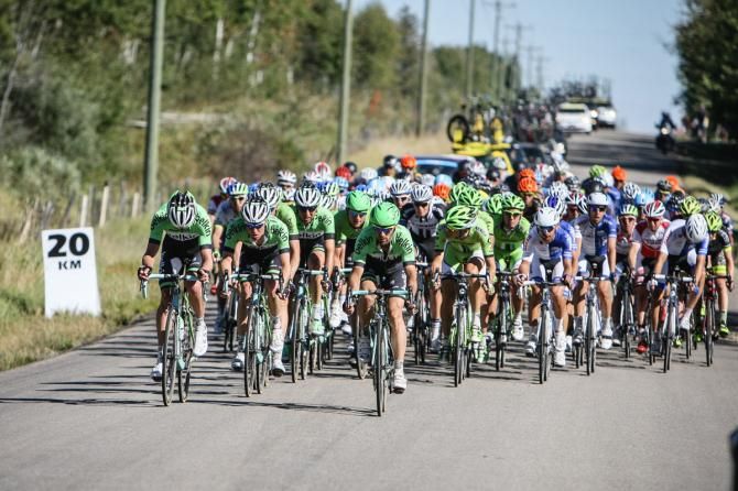 The field hits 20km to go