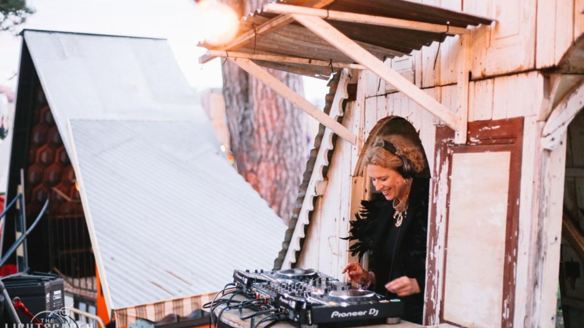 Lucia Decermic performing