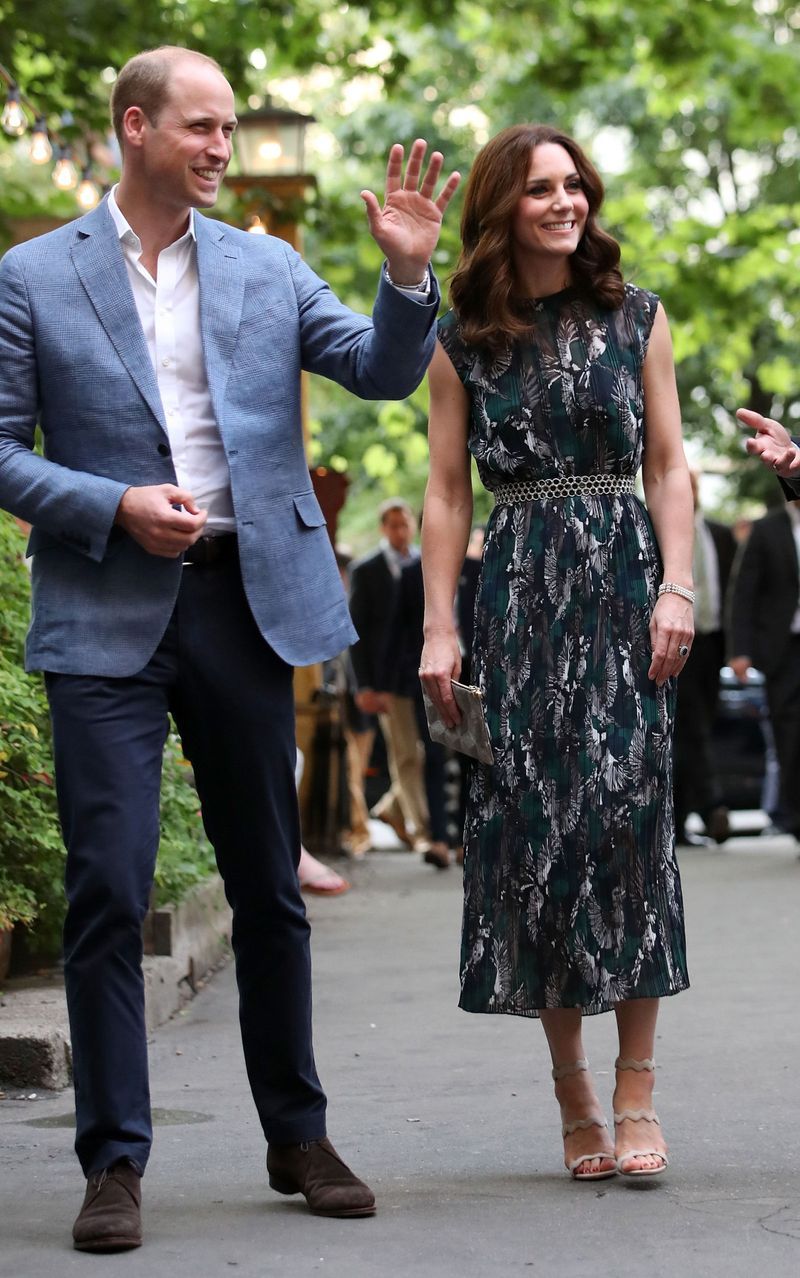 Clothing, Fashion, Dress, Suit, Event, Street fashion, Footwear, Leg, Formal wear, Gesture,