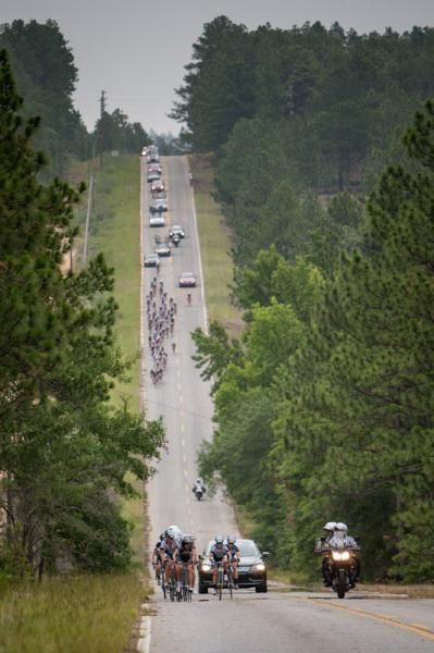 The peloton starts to bear down on the women's field.