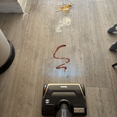 Tefal X-Clean 7 cleaning ketchup, flour and egg spills