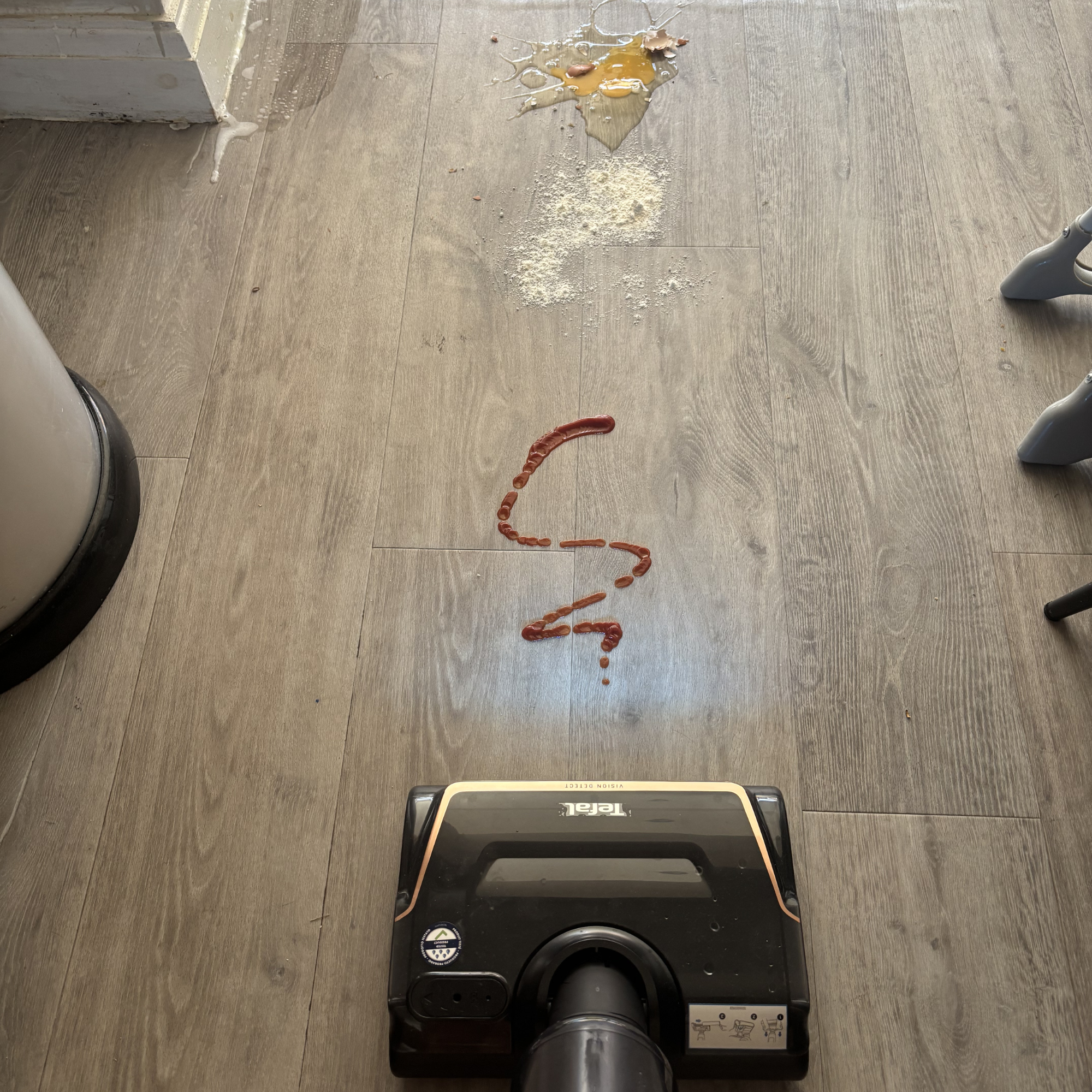 Tefal X-Clean 7 cleaning ketchup, flour and egg spills