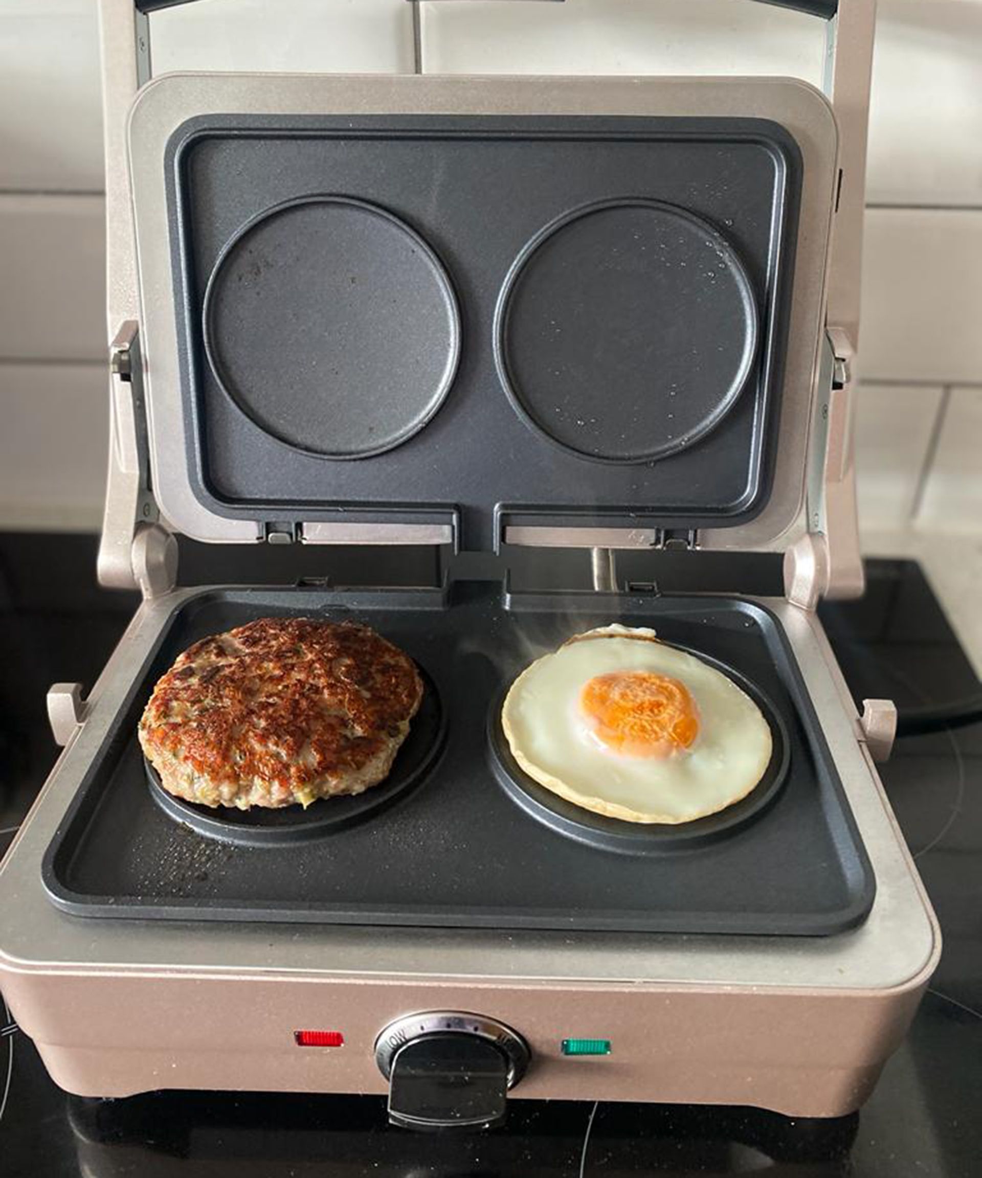 Patty sosis dan telur dimasak di Cuisinart Waffle and Pancake Maker