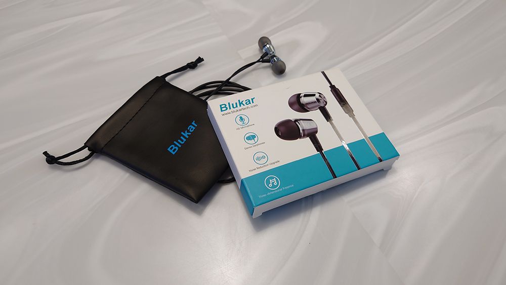 Wired Earbuds, Blukar in-Ear Headphones Earphones with High Sensitivity  Microphone - Noise Isolating, High Definition, Stereo Pure Sound for  iPhone, iPad, Galaxy, Smartphone, MP3 Players - Silver 