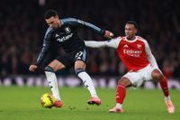 LONDON, ENGLAND - DECEMBER 30: Morgan Rogers of Aston Villa under pressure from Gabriel Magalhaes of Arsenal during the Premier League match between Arsenal and Aston Villa at Emirates Stadium on December 30, 2025 in London, England. (Photo by Marc Atkins/Getty Images)