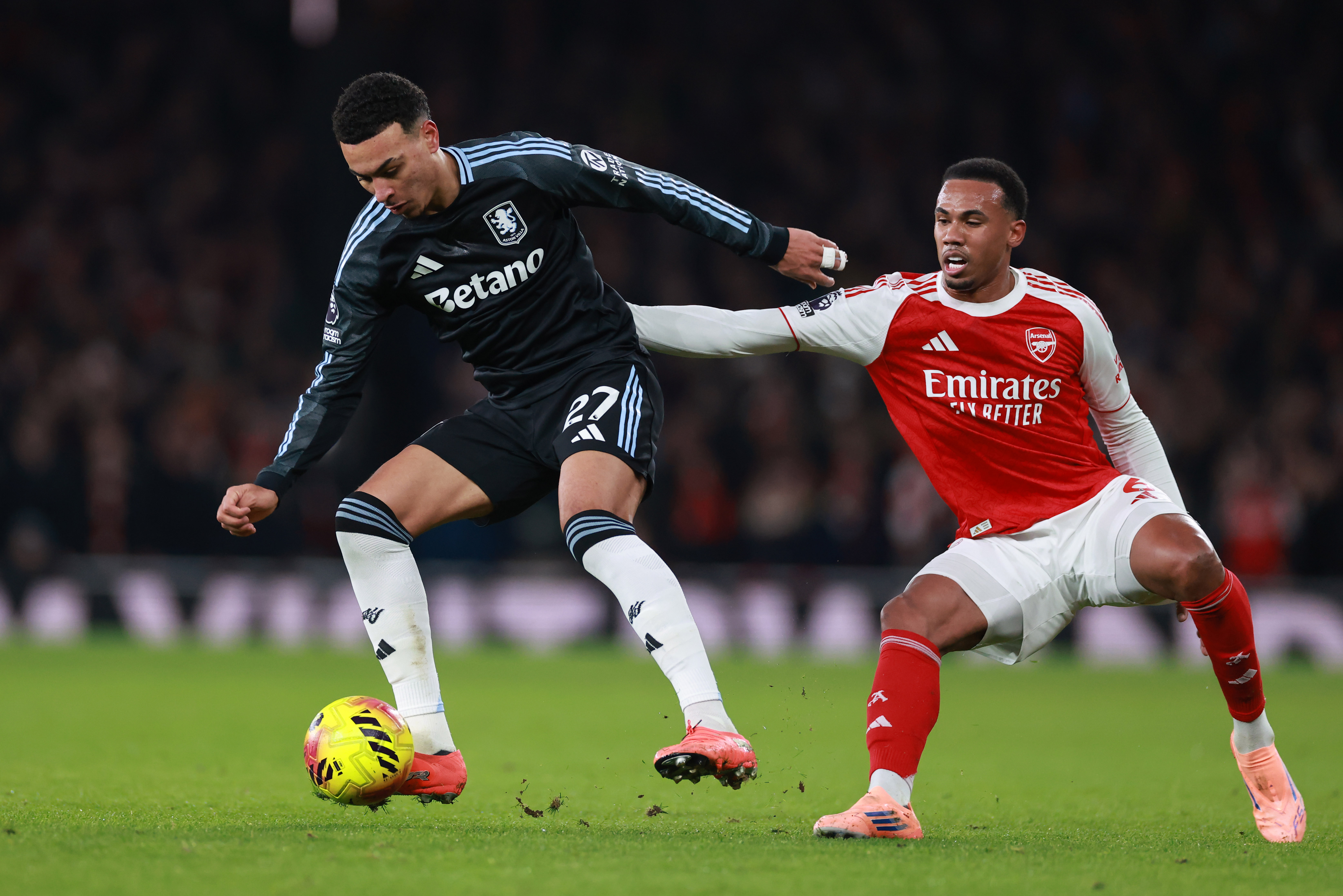 LONDON, ENGLAND - DECEMBER 30: Morgan Rogers of Aston Villa under pressure from Gabriel Magalhaes of Arsenal during the Premier League match between Arsenal and Aston Villa at Emirates Stadium on December 30, 2025 in London, England. (Photo by Marc Atkins/Getty Images)