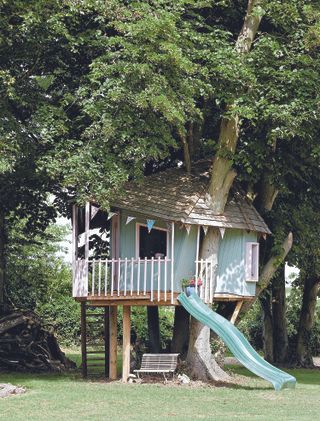 treehouse ideas: blue slide