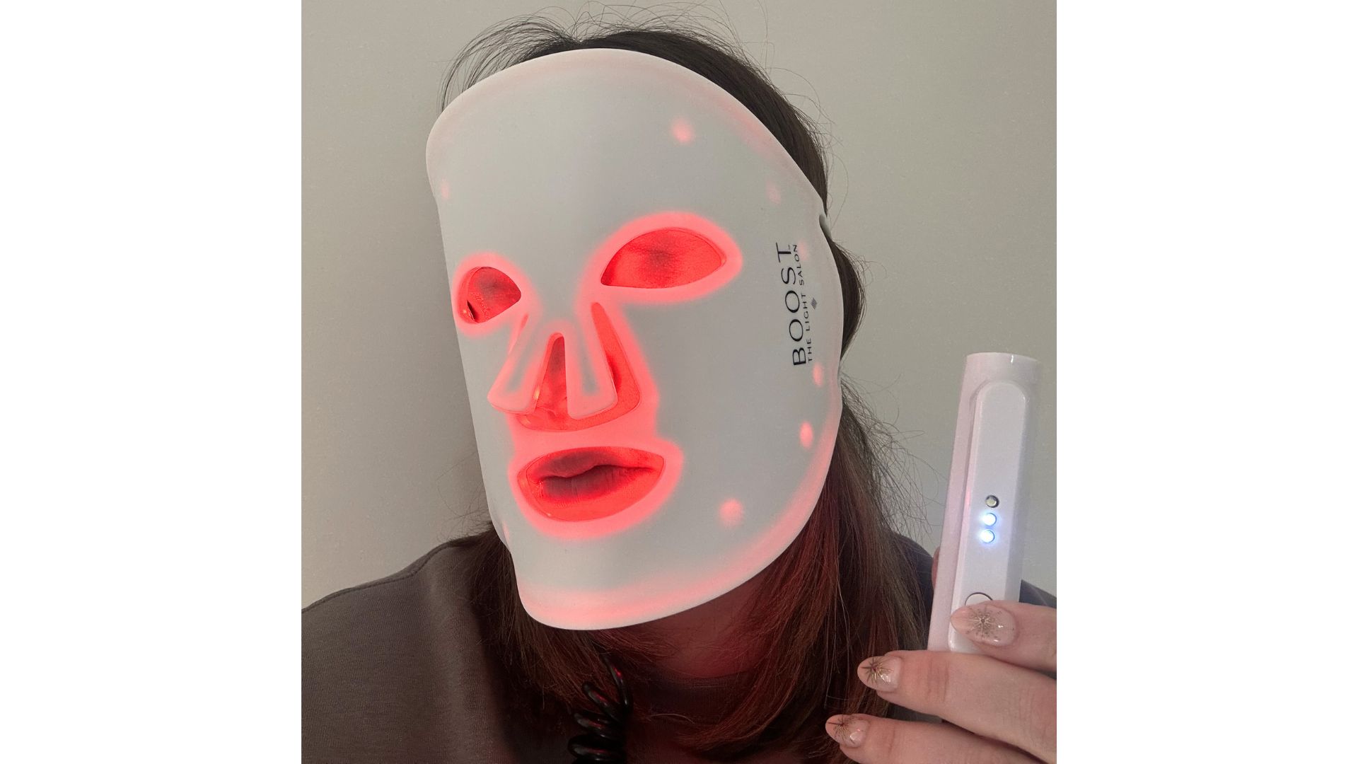 Lucy Partington na sobě masku The Light Salon Boost Mask.