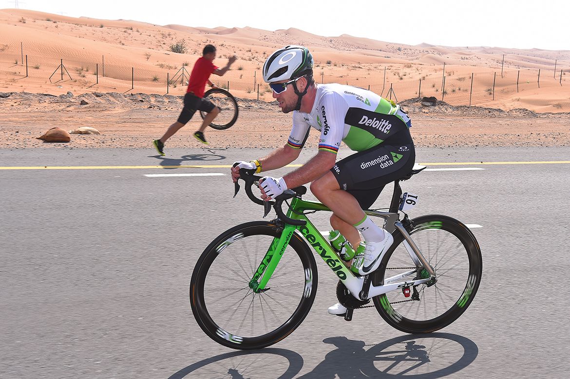 Mark Cavendish sets off after getting a wheel change