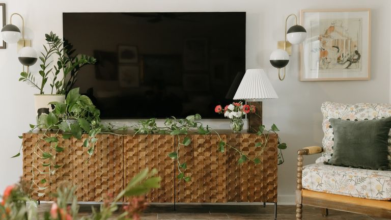 How to organize cables behind the TV | Homes and Gardens