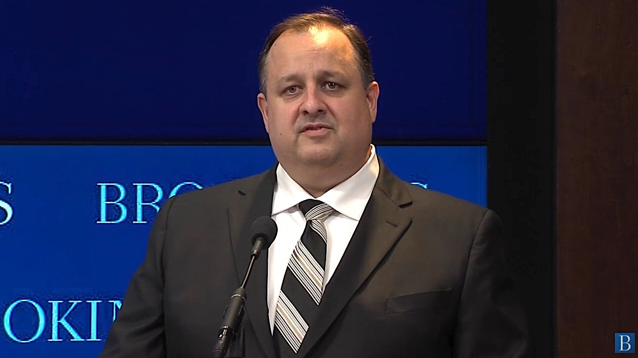 Walter Shaub urges Donald Trump to divest