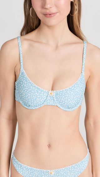 Solid & Bergaris x Sofia Richie Grainge The Daphne Bikini Top dengan motif bunga biru