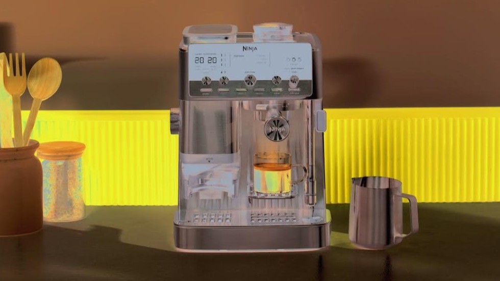 Ninja Luxe Café mini Plus エスプレッソマシンがカウンターにあり、黄色の照明が付いています
