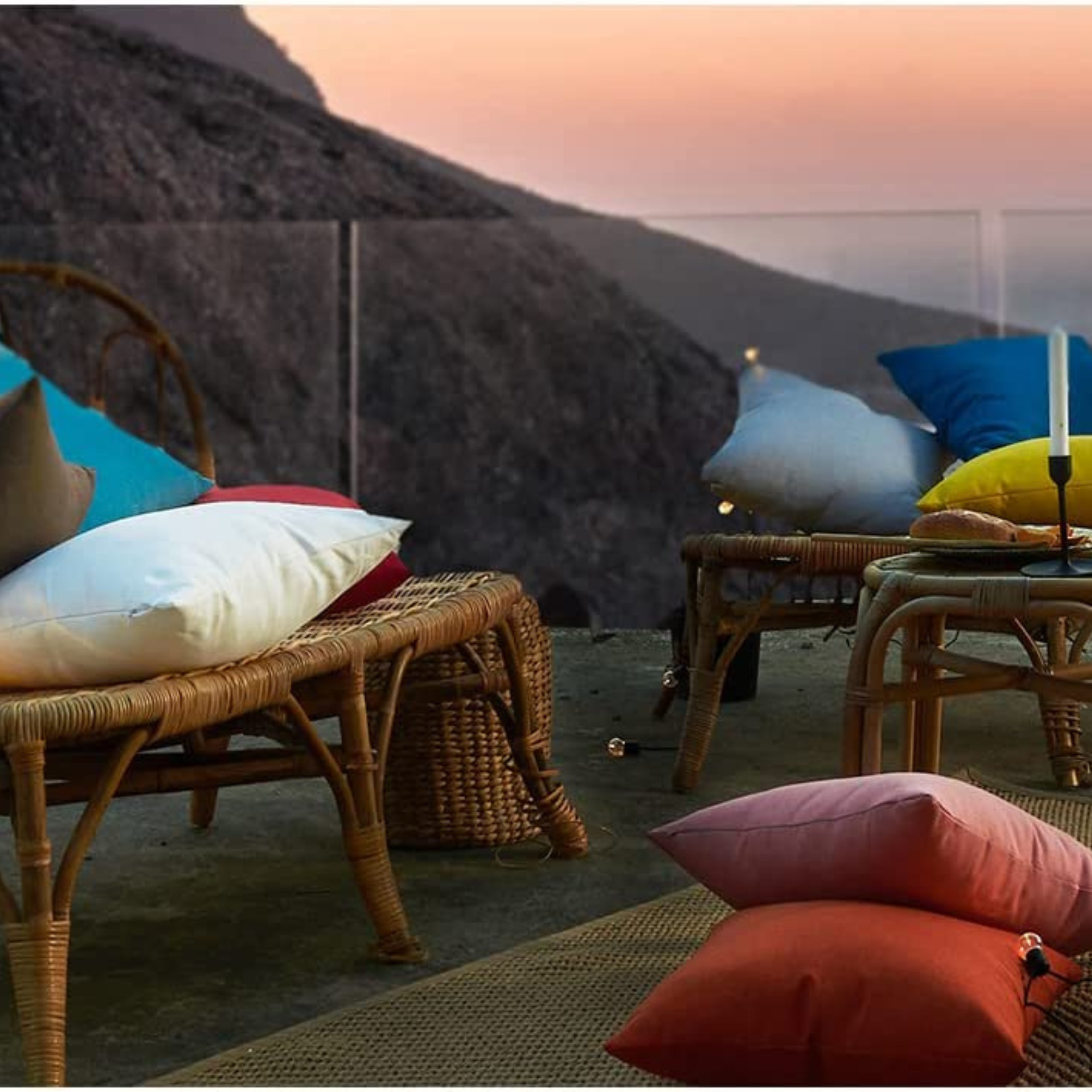 Pilihan bantal luar ruangan di teras.