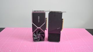 La Nvidia RTX 4070 y la RTX 3070 una al lado de la otra sobre una superficie rosa