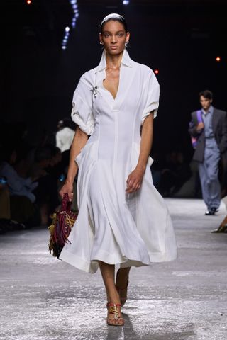 All-White-Looks auf der Mailänder Fashion Week Frühjahr/Sommer 2025