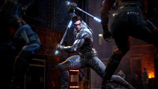 Nya spel: En bild på Nightwing i Gotham Knights-spelet som står redo att slåss med två stavliknande vapen i händerna.