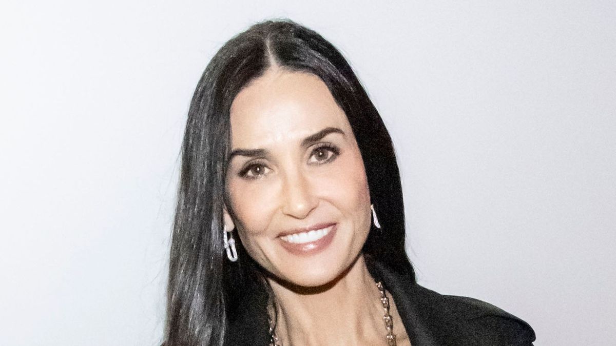 Demi Moore élève son jean large avec le blazer riche que vous verrez partout en 2025