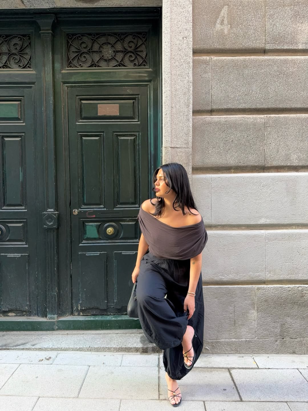 Influencer Isabelle Coheen wearing strappy sandals and sarouel trousers.
