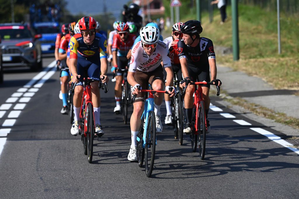 Nicolas Prodhomme (AG2R Citroen), Tobia Bauer and Nicola Conci (Alpencin-Deceuninck), Samuele Battistella (Astana Qazaqstan), Nicolo Buratti (Bahrain Victorious), Simon Geschke (Cofidis), Mattia Bais (EOLOKometa) in the breakaway
