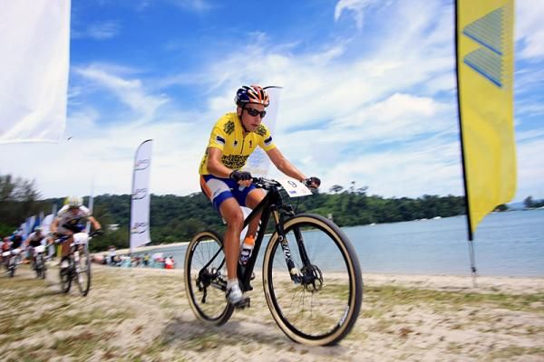 Race leader Fabian Giger (Rabobank-Giant Offroad Team) rolls along the beach during the final stage.