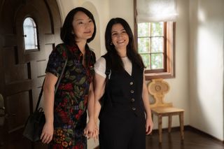 poppy liu and abby jacobson tour a house in a still from no good deed