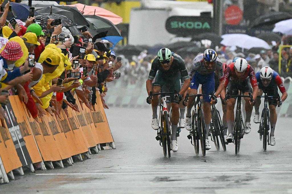 Jonathan Milan sprinting on stage 17 at the Tour de France