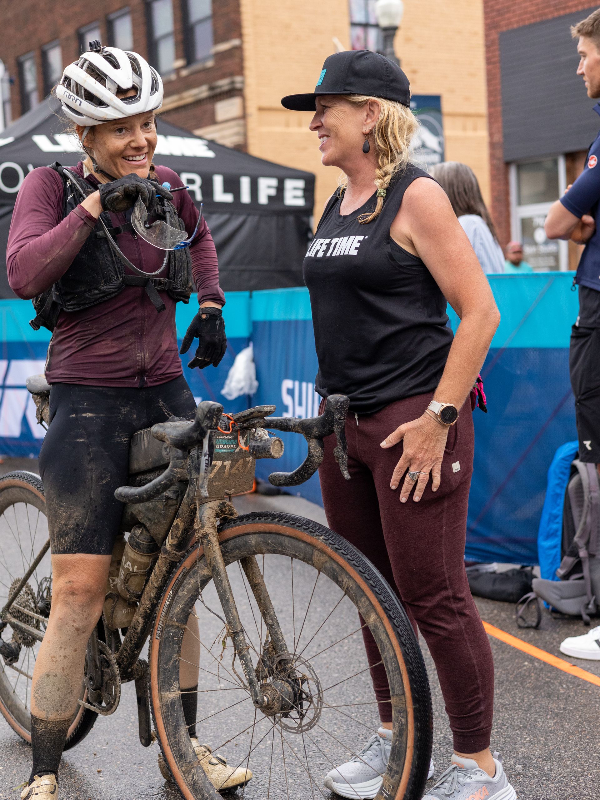 Kristi Mohn greets XL rider Anne-Marije Rook at the finish