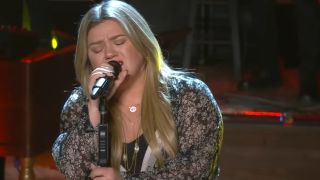 Kelly Clarkson singing "It Ain't Over Till It's Over" on The Kelly Clarkson Show