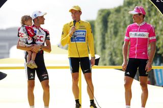Armstrong celebrates his seventh Tour win next to Ivan Basso and Jan Ullrich. (Sunada)
