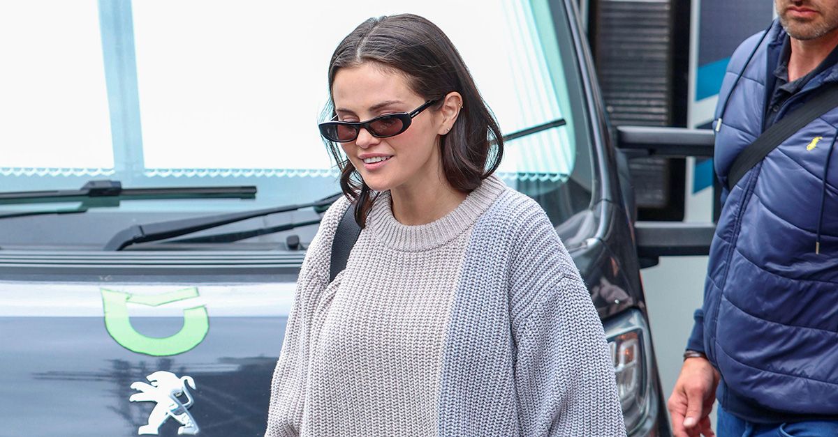Selena Gomez Wore Summer’s Prettiest Pant-Color Trend Selena Gomez Wore Summer’s Prettiest Pant-Color Trend