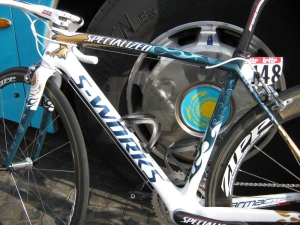 Alexander Vinokourov (Astana) has a custom design bike