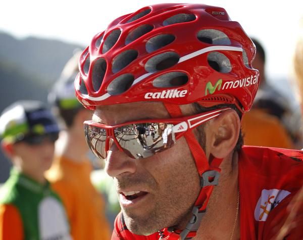 Alejandro Valverde's Catlike helmet exactly matches his leader's jersey