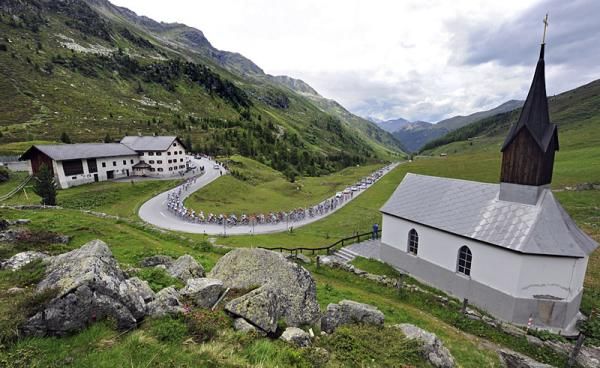 The peloton winds along during the Tour de Suisse